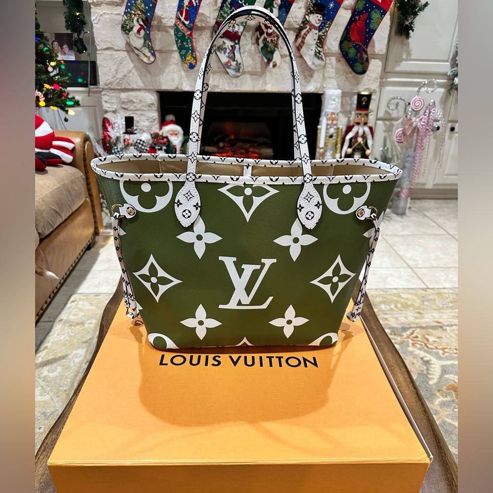 ❌❌SOLD❌❌🅰️authentic LV Giant Monogram Neverful
